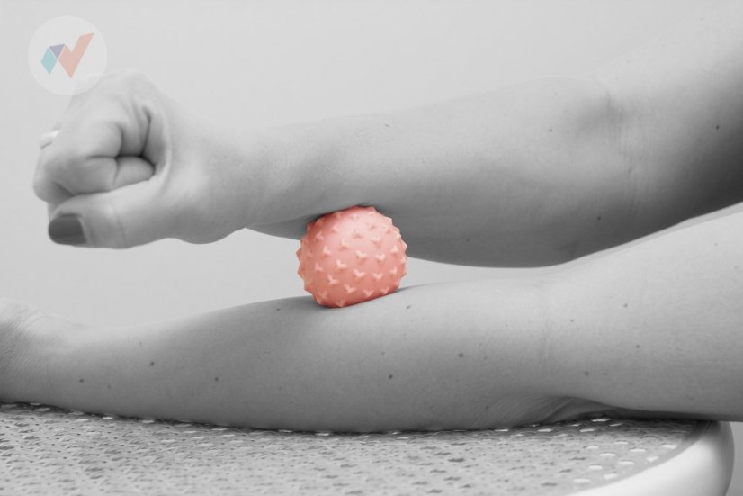 FyzioFlex Peanut Ball - malá masážna loptička - ružová