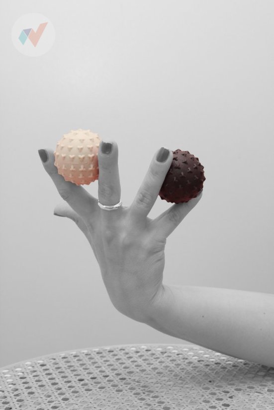 FyzioFlex Peanut Ball - malý masážní míček - černý